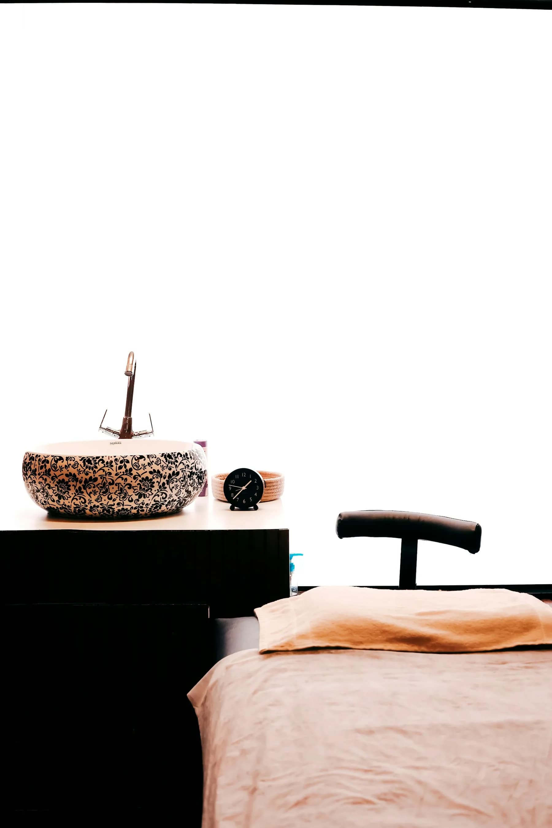 Sala de procedimentos com maca e iluminação suave